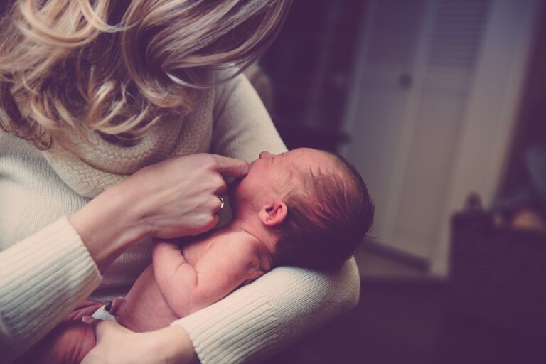 Pace Feeding vs. Traditional Bottle Feeding: Understanding the Difference
